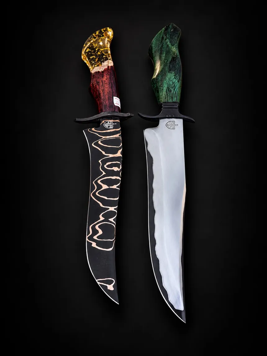 Bowie em san mai com cobre e cabo em resina âmbar, ao lado de faca com hamon e cabo verde