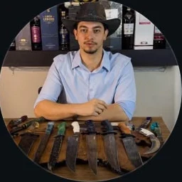 Gabriel Lincoln com facas artesanais sobre a mesa
